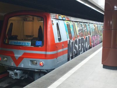 Incident la stația de metrou Piața Unirii 1. O fetiță de 13 ani a alunecat pe linie, chiar când sosea metroul
