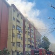 Incendiu violent la un bloc din Constanţa. Pompierii intervin chiar acum