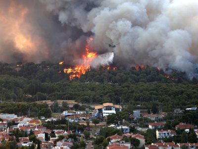 Incendiu puternic lângă Atena - la intervenție participă și pompieri români