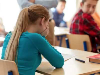 O elevă cu media 9,91 a fost eliminată din Bacalaureat. Cazul a ajuns în instanță, ce au decis judecătoriiO elevă din județul Hunedoara a fost dată afară din sala de exemen, la ultima probă a Bacalaureatului după ce a intrat cu telefonul mobil asupra sa. Ea le-a spus profesorilor supraveghetori că l-a uitat la ea din cauza emoțiilor. Era închis și nu a încercat niciun moment să umble la el, după cum au confirmat și imaginile de pe camerele de luat vederi. A fost eliminată din examen și i s-a interzis să mai participe la următoarele două sesiuni de examen. Eleva a contestat decizia în instanță și a obținut o primă victorie. Mara* a absolvit un liceu de top din județul Hunedoara, la profilul matematică-informatică, iar bacalaureatul ar fi trebuit să fie un examen care să nu îi ridice mari probleme. A absolvit liceul cu media 9,91, era obișnuită cu performanțele școlare la concursuri și olimpiade, iar la simularea națională a bacalaureatului obținuse note foarte bune. Dar bacalaureatul s-a transformat într-un coșmar pentru eleva premiantă, chiar la ultima probă a examenului, susținută pe 4 iulie.