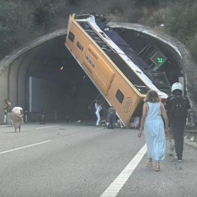 Accident cumplit: un autobuz cu 60 de oameni s-a răsturnat la intrarea într-un tunel. Sunt peste 30 de răniți
