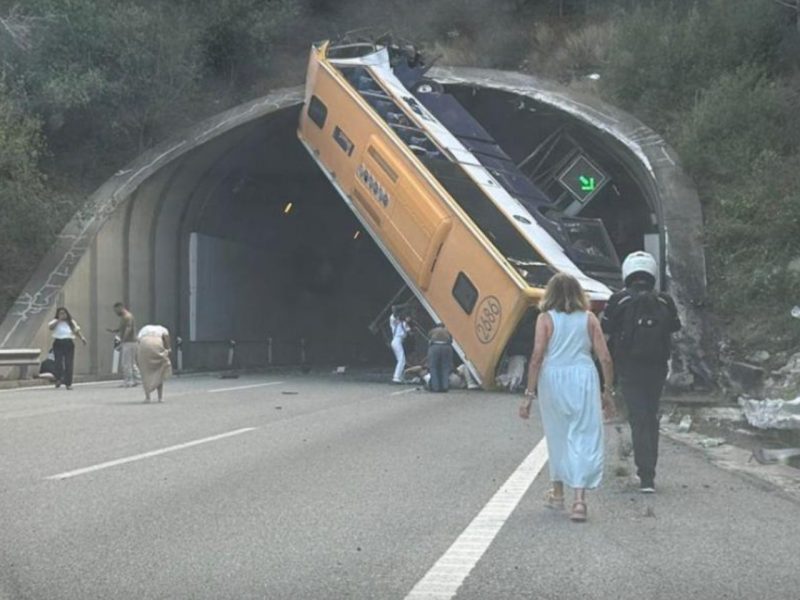 Accident cumplit: un autobuz cu 60 de oameni s-a răsturnat la intrarea într-un tunel. Sunt peste 30 de răniți
