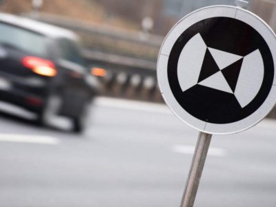 Semnul de circulație care îi încurcă pe mulți șoferi din România. Ce trebuie să faci dacă îl întâlnești în trafic