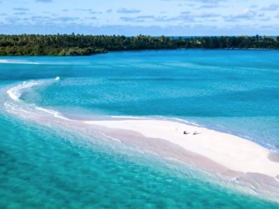 Singura țara situată în toate cele patru emisfere. Are o singură șosea și 23 de aeroporturi