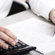 Pensionarii pentru limită de vârstă, care muncesc după pensionare, sancţionaţi în noua lege a pensiilor. Nu primesc puncte de stabilitate dacă încasează şi pensie, şi salariu