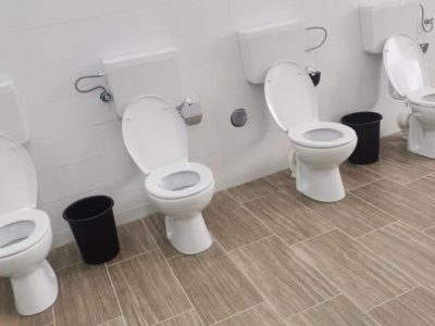 O școală din Gorj a pus WC-urile pentru elevi unul lângă altul, fără să le separe cu nimic. Bonus: Baia nu are nici ușă