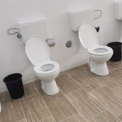 O școală din Gorj a pus WC-urile pentru elevi unul lângă altul, fără să le separe cu nimic. Bonus: Baia nu are nici ușă