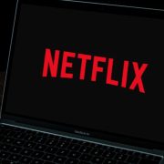 Miniseria emoționantă de 6 episoade, lansată recent pe Netflix, care te va impresiona. O poveste intensă despre iubire, putere și prejudecăți