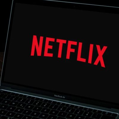 Miniseria emoționantă de 6 episoade, lansată recent pe Netflix, care te va impresiona. O poveste intensă despre iubire, putere și prejudecăți