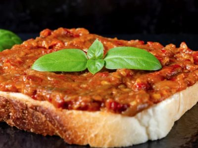 Cum prepari zacusca fără să coci legumele. E rețeta de care te vei îndrăgosti