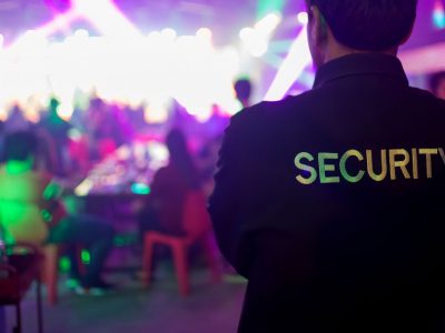 De ce să colaborezi cu experți în securitate pentru pază evenimente?