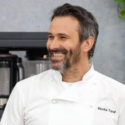 Povestea dramatică din spatele celebrului Chef Nicolai Tand. A ajuns să cerșească bani pe străzi și să se lupte cu viața dură