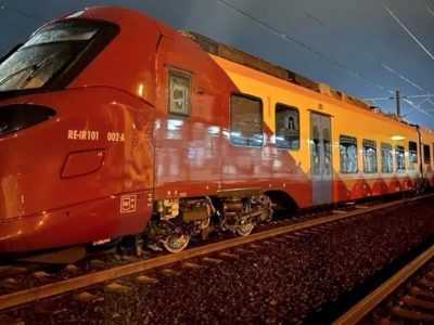 Trenul electric inaugurat ieri cu mare fast s-a stricat. Garnitura Alstom n-a plecat din Gara de Nord din cauza unor „erori afişate de computerul de bord”