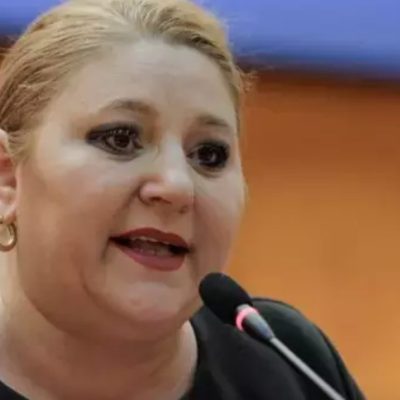 Diana Șoșoacă s-ar fi filmat în direct într-o cabină de vot din Capitală. Poliţia investighează imaginile