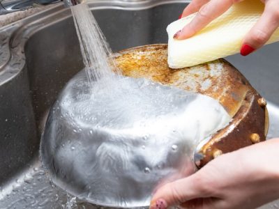 Tigăile tale vor arăta ca noi chiar și după ani de zile. Cu ce să amesteci detergentul de vase să faci o oală arsă ca nouă