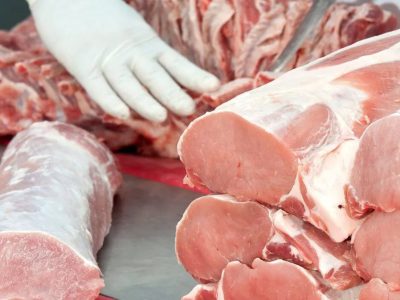 De unde provine carnea de porc vândută în supermarketuri. Cotletul și ceafa de porc sunt la mare căutare în această perioadă, dar nu mulți se uită pe etichetă