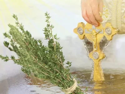Ce trebuie să facem cu aghiasma rămasă din alţi ani. Sfatul unui preot ortodox