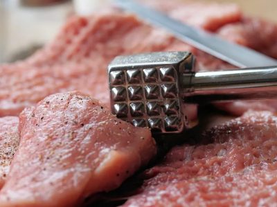 Trucul marilor bucătari pentru șnițele fragede și gustoase delicioase. Ce să faci cu carnea înainte de a o trece prin ou și făină