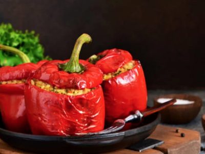 Ce trebuie să adaugi pe fundul oalei în care prepari ardeii umpluți. Secretul pentru un gust desăvârșit