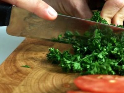 Bucătăresele cu peste 30 de ani experiență dezvăluie cum curăță tocătorul de lemn. Iese ca nou și dispar toate mirosurile