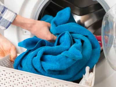Cât de des trebuie spălate prosoapele astfel încât să nu ne pună sănătatea în pericol. La ce riscuri suntem supuşi dacă folosim prosoape îmbibate cu bacterii