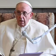 Din păcate este vorba de Papa Francisc. Medicii n-au reușit...