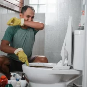 Cum să scapi de mirosul de canalizare din baie – Soluția simplă și ieftină