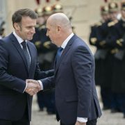 Gafa uriașă de protocol făcută de Ilie Bolojan la întâlnirea cu Emmanuel Macron. Președintele Franței l-a salvat în ultimul moment