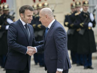 Gafa uriașă de protocol făcută de Ilie Bolojan la întâlnirea cu Emmanuel Macron. Președintele Franței l-a salvat în ultimul moment