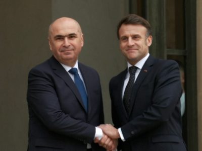 Situație inedită la al doilea summit de la Paris. De ce a fost Bolojan singurul președinte care i-a strâns mâna lui Macron