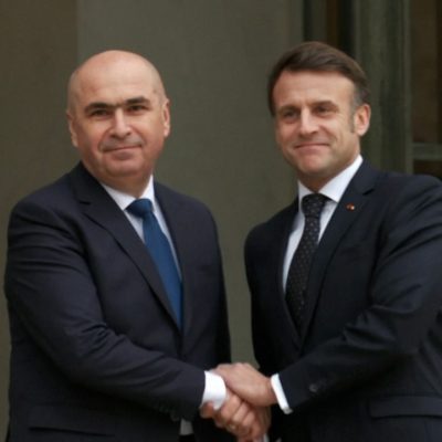 Situație inedită la al doilea summit de la Paris. De ce a fost Bolojan singurul președinte care i-a strâns mâna lui Macron