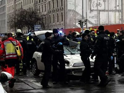O mașină a intrat într-o mulțime de oameni. Sunt zeci de răniți dintre care mulți în stare critică