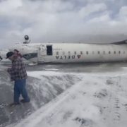 Ultimă oră. Un avion cu 80 de pasageri s-a prăbușit pe pistă. Aeronava sa răsturnat