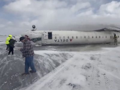 Ultimă oră. Un avion cu 80 de pasageri s-a prăbușit pe pistă. Aeronava sa răsturnat