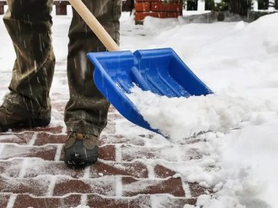 Ce amendă primești dacă nu cureți trotuarul din fața casei sau a blocului. Toți proprietari sunt responsabili indiferent de etaj. La fel și mașina trebuie curățată total