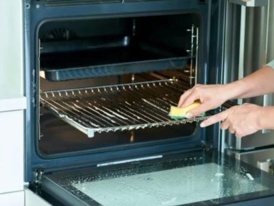 Două soluții naturale care curăță geamul cuptorului fără efort. Nu va trebui să freci grăsimea și nici nu lasă zgârieturi