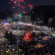 325.000 de persoane au protestat împotriva guvernului, la cel mai mare miting din istoria Serbiei. Ce vor oamenii