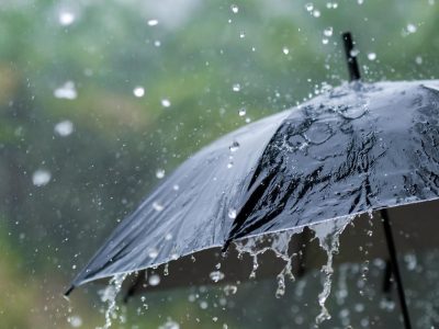 Adio, primăvară! Vești foarte proaste de la ANM. Vremea se răcește brusc: furtuni, ploi și ninsori de sâmbătă până marți dimineața, în toată țara