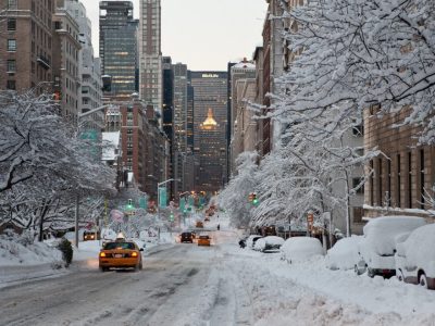 Iarna revine în forță. Meteorologii au emis cod galben și portocaliu de ninsori