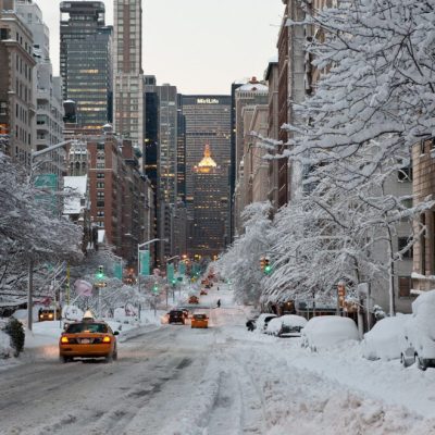 Iarna revine în forță. Meteorologii au emis cod galben și portocaliu de ninsori