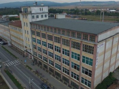 Un din puținele fabrici românești rămase se închide. Sute de angajați au aflat că au fost concediați