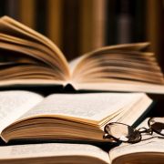 Cum se scrie corect gramatical, de fapt, "nicidecum" sau "nici de cum"?