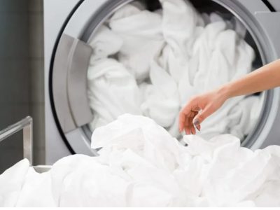 Cum să ai perdele albe fără să foloseşti înălbitor. Trucul simplu care te ajută să nu deteriorezi ţesătura