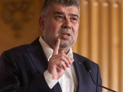 Premierul Marcel Ciolacu a anunţat, într-o declaraţie video, alături de ministrul Economiei, că vine cu o veste extrem de bună. ”Comisia Europeană va finanţa cu 615 milioane de euro trei proiecte strategice pentru viitorul economiei româneşti, la Gorj, Hunedoara şi Bihor. Este vorba de trei investiţii care vor exploata minerale pe care se bat toate marile puteri economice ale lumii. Şi vorbim aici de grafit, de magneziu şi de cupru. Aceste materii prime esenţiale şi critice, totodată, sunt folosite în primul şi în primul rând în energie, aviaţie şi industria de apărare”, a precizat Ciolacu. Şeful Executivului a mai spus că la ultima întâlnire cu Vicepreşedintele Comisiei Europene, au discutat toate aceste 3 proiecte. ”Noi am avut 7 proiecte depuse, între care au fost acestea 3 selectate. Automat vor duce la mii de locuri de muncă, dar şi la o dezvoltare pe orizontală a întregii industrii”, a completat premierul. Ministrul Economiei, Bogdan Ivan, a spus la rândul lui că vorbim despre un proiect 100% românesc atunci când ne referim la proiectul de 200 de milioane de euro al SalRom, companie aflată în portofoliul Ministerului Economiei şi Digitalizării, care va asigura exploatarea de 15.000 de tone pe an de grafit. Ministrul a arătat că grafitul va putea fi folosit în tot ceea ce înseamnă industria de automotive, industria de apărare, pentru stocarea de energie. ”E un proiect care vine într-un context în care Europa are nevoie tot mai mare de această resursă şi această resursă se mai găseşte în România şi încă într-o ţară din Uniunea Europeană. De asemenea, atunci când vorbim despre verde magneziu, vorbim despre o investiţie de 115 milioane de euro, vorbim despre o materie critică care este folosită în industria aeronautică şi care, de asemenea, poate fi folosită şi în industria farmaceutică”, a menţionat ministrul Ivan. El a mai spus că ”România este singura ţară din Uniunea care va exploata această resursă extrem de importantă”. Bogdan Ivan a precizat că cel mai mare dintre toate cele trei proiecte vine în judeţul Hunedoara şi anume 300 de milioane de euro pentru extracţia şi rafinarea cuprului şi aurului din subsolul României, care va aduce automat o reducere a dependenţei întregului ciclu pe tot ceea ce înseamnă procesarea finală a cuprului faţă de importuri. ” În momentul de faţă, România depinde de importurile de cupruri din state din afara Uniunii Europeane. Odată cu acest proiect, care va produce anual 20.000 de tone de cupru concentrat, vom asigura atât necesarul economiei româneşti pe tot ce înseamnă industria prelucrătoare, cât şi o parte significativă din cea europeană. Vom creşte cu 2,3% producţia la nivel european în materie de cuprul, esenţial în tot ce înseamnă microconductori, în tot ce înseamnă industria automotivelor, industria aerospaţială şi apărare”, a explicat Bogdan Ivan. Marcel Ciolacu le-a cerut urmăritorilor să îi transmită întrebările despre aceste proiecte pe Facebook şi pe Tik Tok.