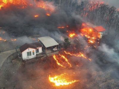 Incendii devastatoare. Sunt cel puțin 19 morți, iar un elicopter de salvare s-a prăbușit
