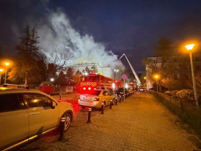 Incendiu URIAȘ la Teatrul ”Masca” din București. Pompierii au intervenit cu 12 autospeciale de stingere