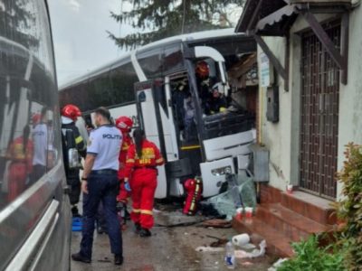Microbuz cu 30 de pasageri, impact mortal în Bihor. Cine era în mașină, de fapt