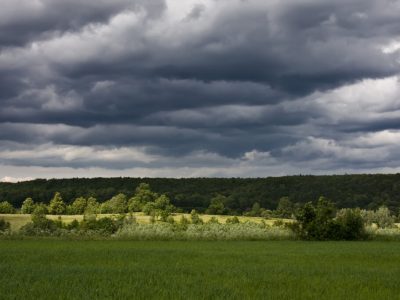 Vremea se schimbă radical în acest weekend. Cod galben de furtuni, grindină și vânt puternic