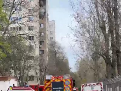 O explozie urmată de incendiu s-a produs vineri într-un bloc din București. Două persoane care erau în locuință au fost duse la spital.