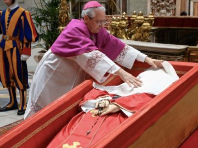 Papa Francisc la cerut expres. România a trimis un obiect care a fost depus în sicriu, abia acum s-a aflat